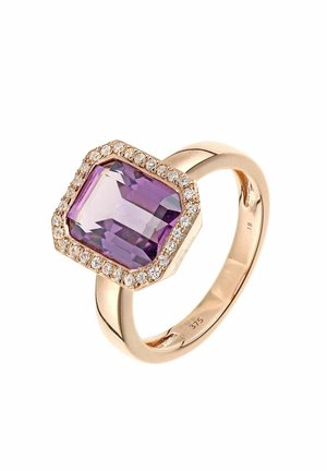 Roségoldring mit einem großen, achteckigen lila Stein, umgeben von einem Halo aus kleinen, klaren Steinen. Glatter Ring mit polierter Oberfläche.