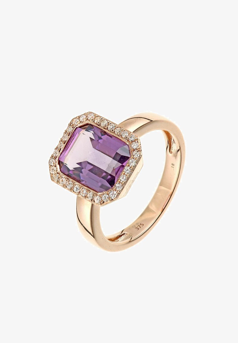 Prstan iz rožnatega zlata z velikim osemkotnim vijoličastim kamnom, obdan z obročem majhnih prozornatih kamenčkov. Gladka banda s poliranim zaključkom.