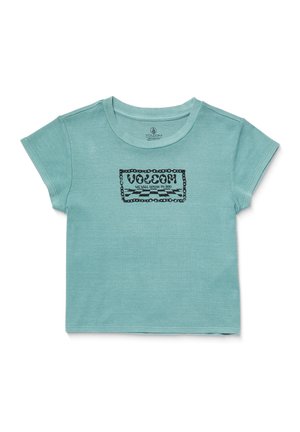 T-shirt court en bleu sarcelle fabriqué en tissu doux. Présente un imprimé graphique noir avec le nom de la marque et du texte sur le devant. Manches courtes.