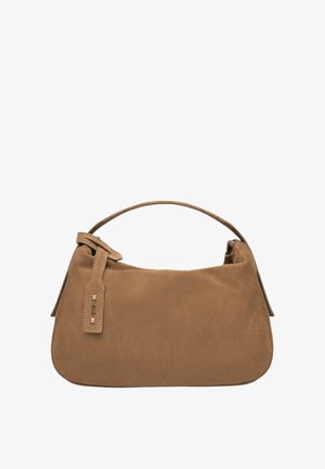 Borsa in suede marrone con una forma curva, un manico corto e una targhetta decorativa. Presenta una texture liscia e un design minimalista.