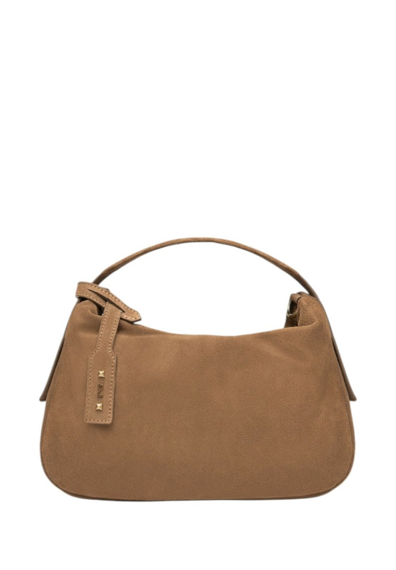 Borsa in suede marrone con una forma curva, un manico corto e una targhetta decorativa. Presenta una texture liscia e un design minimalista.