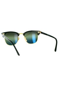 Occhiali da sole retro neri con lenti specchiate verde-blu, dettagli dorati e una combinazione di materiali plastici e metallici.