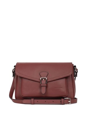 Borsa a tracolla in pelle marrone con chiusura a patta, hardware argentato, logo impresso e tracolla regolabile. Texture liscia con dettagli minimi.