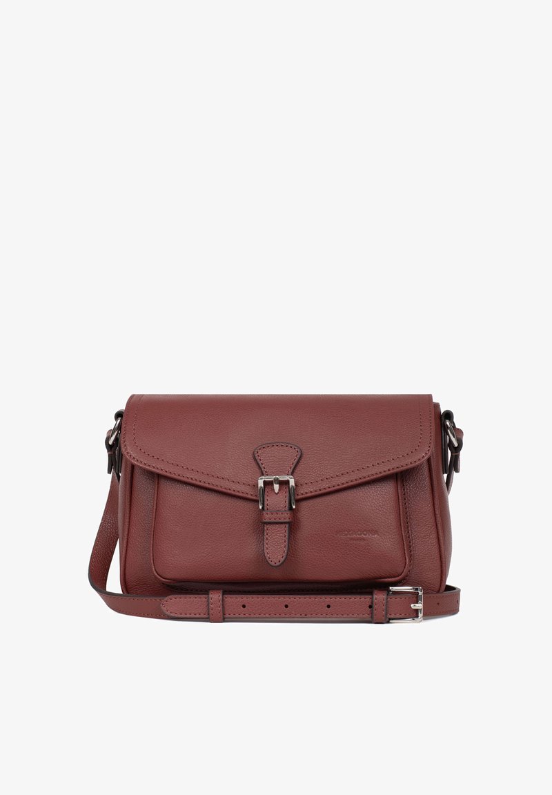 Borsa a tracolla in pelle marrone con chiusura a patta, hardware argentato, logo impresso e tracolla regolabile. Texture liscia con dettagli minimi.