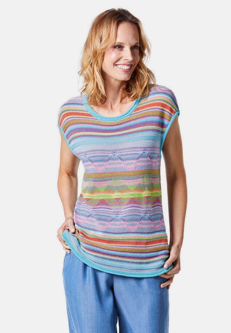 Gestricktes Kurzarm-Top mit mehrfarbigen horizontalen Streifen, geometrischen Mustern und einem kontrastierenden hellblauen Ausschnitt.