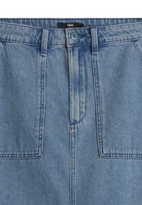 Pantalones cortos de mezclilla con un lavado azul claro, con cierre de botón delantero, trabillas para cinturón y dos bolsillos de parche, que muestran una tela texturizada.