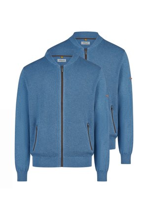 Twee blauwe gebreide vesten met rits en textuur, voorzien van geribbelde manchetten, boord en zoom, met ritssluitingen aan de zijkanten.