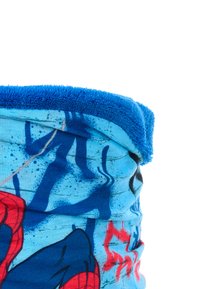 Blauwe stoffen nekgaiter met een spinnenwebpatroon en een superheldenontwerp in rood en verschillende tinten blauw. Zachte badstof afwerking aan de bovenkant.