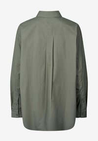 Camicia a maniche lunghe in cotone verde con colletto, piega sul retro, polsini con bottone e una consistenza liscia. Presenta una vestibilità comoda e un tessuto morbido.