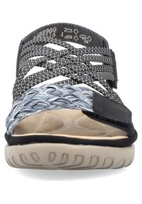 Zwarte sandaal met geweven stoffen banden met een textuurpatroon. De binnenzolen zijn beige met kleine perforaties, en de buitenzool is van rubber.