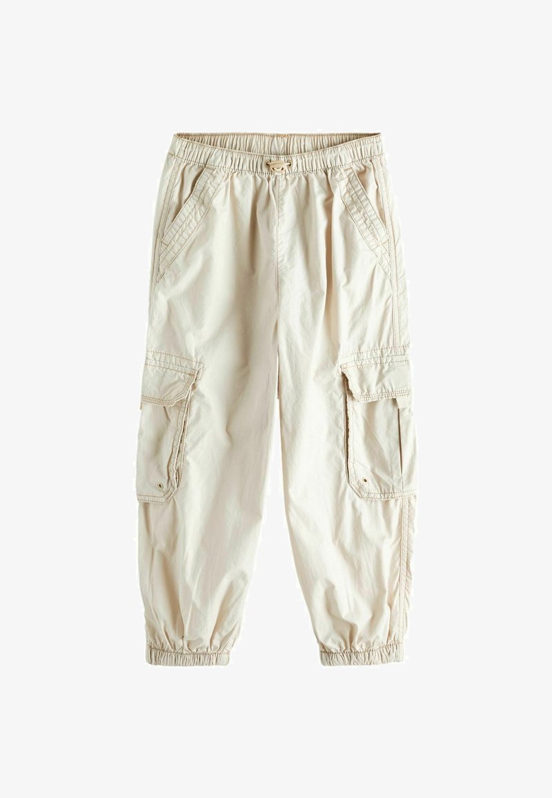 Beige cargo bukser med elastisk talje, snøre, sidelommer og indsnørrede manchetter; lavet af let, struktureret stof.