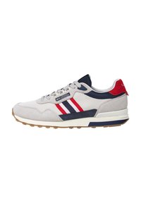 Sneaker grigia in suede e mesh con accenti blu navy e rossi, caratterizzata da tre strisce rosse e blu navy, suola ammortizzata e lacci tondi.