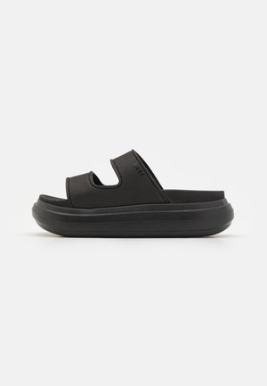 Chinelo preto com um upper texturizado, toe aberto e duplas aberturas. Sola espessa proporciona amortecimento e estabilidade, projetado para conforto.