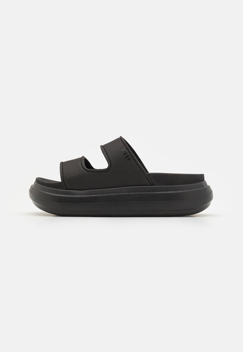 Svart slide sandal med teksturert overdel, åpen tå og doble utskjæringer. Tykk såle gir demping og stabilitet, designet for komfort.