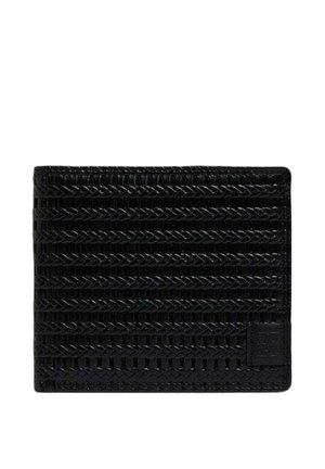Cartera negra hecha de cuero texturizado con un patrón tejido. Presenta un detalle de logo en la esquina inferior derecha. Diseño rectangular y delgado.
