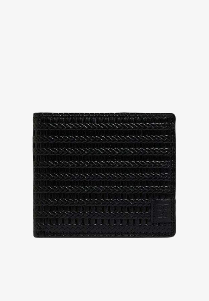 Portafoglio nero in pelle testurizzata con motivo intrecciato. Presenta un logo in rilievo nell'angolo in basso a destra. Design rettangolare sottile.