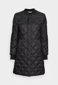 Abrigo acolchado negro con diseño de cazadora, cuello tipo bomber, mangas largas con puños acanalados y un diseño de longitud media.