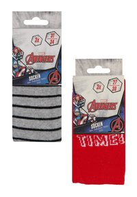Conjunto de tres calcetines. Un par tiene rayas grises y negras; otro es rojo sólido con texto blanco. El embalaje muestra el logo de Marvel Avengers.