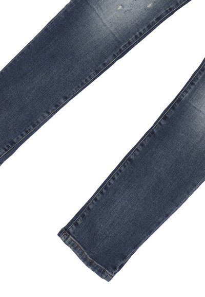 Jeans in denim blu scuro con vestibilità slim, caratterizzati da lievi strappi nella zona superiore della coscia e orli della caviglia semplici. Texture liscia.