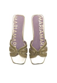 Sandali a scivolo dorati con una larga fascia decorativa intrecciata, una finitura metallica nella zona delle dita e una soletta imbottita di color lilla con il logo del marchio.