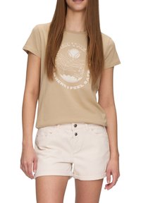 Beige katoenen T-shirt met korte mouwen, voorzien van een witte grafische bloemenprint. Lichtgekleurde denimshorts met opgerolde pijpen en twee knopen.