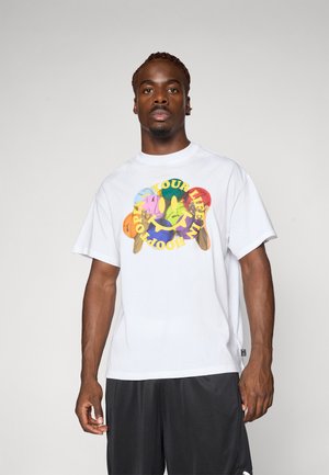 Hvid bomulds t-shirt med et farverigt grafisk design, der har teksten "DIN LIV I HOOP" og smilende ansigtter, korte ærmer og en afslappet pasform.