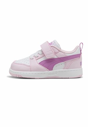 Kinderniedriger Sneaker in Hellrosa und Weiß mit lilafarbenem Seitenstreifen, Klettverschluss, Schnürsenkeln und weißer Gummisohle.