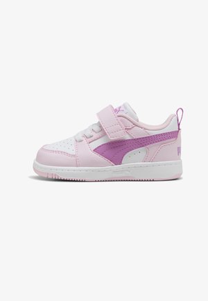 Puma, PUMA REBOUND V6 LO AC+ INF UNISEX - Lauflernschuh - pearl pink-mauve pop- white