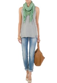 Grå ärmlös topp med sidostrecken, ljusblå jeans uppvikt vid anklarna, grön scarf, beige klackar och brun axelväska.