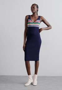 STAUD DANA DRESS - Džemperkleita - navy/multicolor