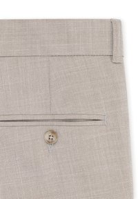 Beżowe dopasowane spodnie z teksturowanej tkaniny, z prostym pasem, detalem w postaci guzika oraz dyskretną tylną kieszenią z lamówką.