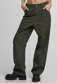 PROHIBITED EAST HAM CARPENTER - Nadrágok - green