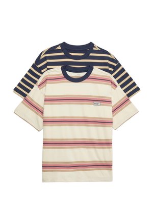 Twee korte mouwen gestreepte t-shirts, één crème met roze en bruine strepen en een marineblauwe kraag, één marineblauw met beige strepen en kraag.