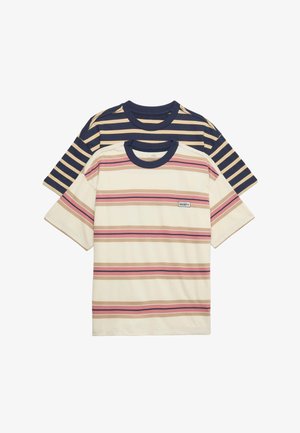 Dwie krótkie koszulki w paski, jedna kremowa z różowo-brązowymi paskami i granatowym kołnierzykiem, druga granatowa z beżowymi paskami i kołnierzykiem.