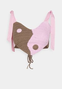 Top de bikini de crochê em castanho e rosa. Apresenta detalhes redondos, alças ajustáveis em rosa e um tecido texturizado com um design assimétrico único.