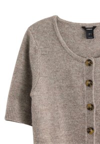 Beige strikket cardigan med korte ærmer, rund halsudskæring og fire brune knapper foran. Blød tekstur og et subtilt meleret mønster.