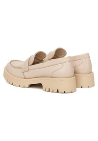 Béžové kožené mokasíny majú zaoblenú špičku, šité detaily a masívnu gumovú podrážku s textúrovaným gripom. Dva pásikové akcenty na vrchu.