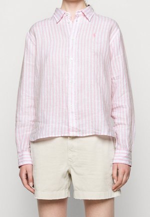 Roze en witte gestreepte overhemd met knopen, gemaakt van lichtgewicht stof; heeft een kraag, lange mouwen en een klassieke pasvorm. Gemaakt met beige shorts.