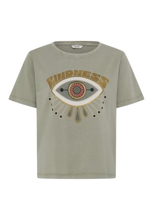 Maslinasto zelena majica kratkih rukava s velikom grafikom oka i riječju "KINDNESS" iznad nje u podebljanim, stiliziranim slovima.