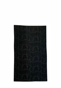 Tessuto nero con un grande motivo testuale ripetuto che presenta le parole "WAVES" e "EA" in diverse dimensioni del carattere e orientamenti.