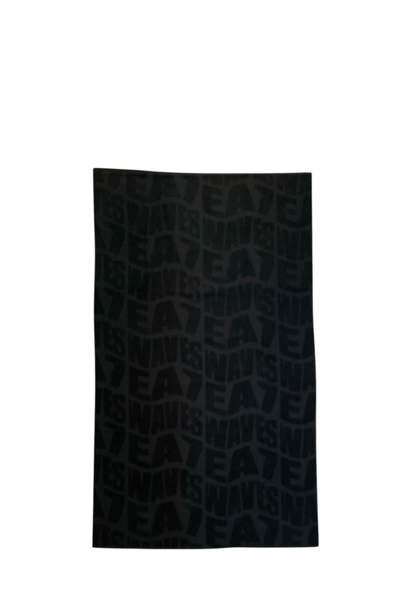 Tessuto nero con un grande motivo testuale ripetuto che presenta le parole "WAVES" e "EA" in diverse dimensioni del carattere e orientamenti.