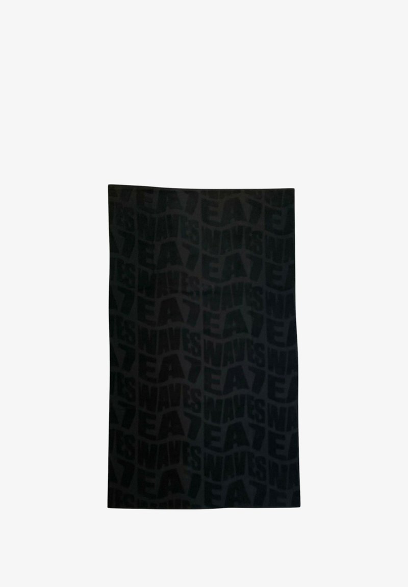 Tessuto nero con un grande motivo testuale ripetuto che presenta le parole "WAVES" e "EA" in diverse dimensioni del carattere e orientamenti.