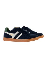 Sneakers in suede blu Navy con strisce bianche, con un inserto verde sul tallone e suola in gomma color beige. Design con lacci e dettaglio del logo sulla linguetta.