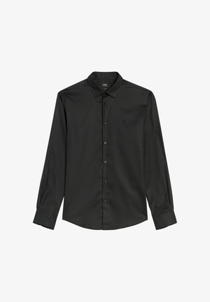 Czarna koszula z długim rękawem, wykonana z gładkiego materiału, z wyprostowanym kołnierzykiem, zapięciem na guziki oraz subtelnym logo na klatce piersiowej.