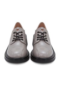 Grijze leren veterschoenen met zwarte accenten, ronde neus en subtiele stiksels. Vlakke zwarte zool en een gladde textuur.