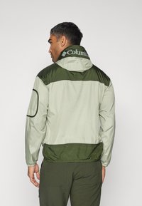 Columbia CHALLENGER™  - Vindjakke - safari/greenscape