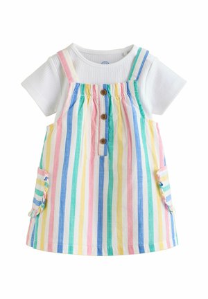 Rochie pentru copii mici cu bluză albă cu mâneci scurte din material reiat dedesubt și un șorț cu dungi verticale colorate, cu nasturi în față și buzunare laterale.