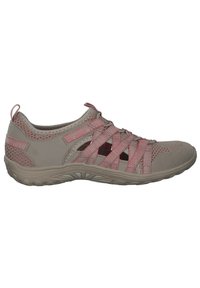 Chaussure décontractée respirante marron clair et rose avec des brides tissées, un bout en mesh et une semelle texturée, vue de l'extérieur.