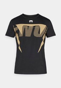 Zwart katoenen T-shirt met een groot, gedurfd gouden grafisch ontwerp met strepen en een cobra-logo op de borst. Klassieke ronde halsstijl.