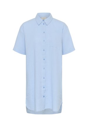 Svetlomodrá krátky rukáv košeľa na gombíky s golierom a náprsným vreckom, vyrobená z textúrovaného materiálu, zobrazená na bielom pozadí.